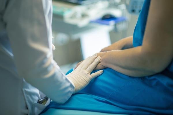 吉尔吉斯斯坦选择试管婴儿机构时，如何评估其专业性和成功率？